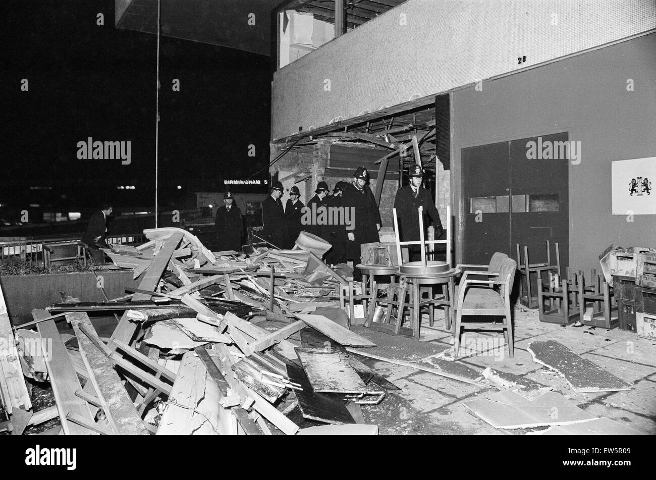 Taverne in der Stadt, Pub. 22. November 1974. Polizisten untersuchen Bombenschäden. Birmingham Pub Bombardierungen 1974. Die Taverne in der Stadt, ein zentralen Birmingham Pub wurde 21. November 1974, einer von mehreren Bombenanschlägen bombardiert. Insgesamt wurden 21 Menschen getötet und Stockfoto