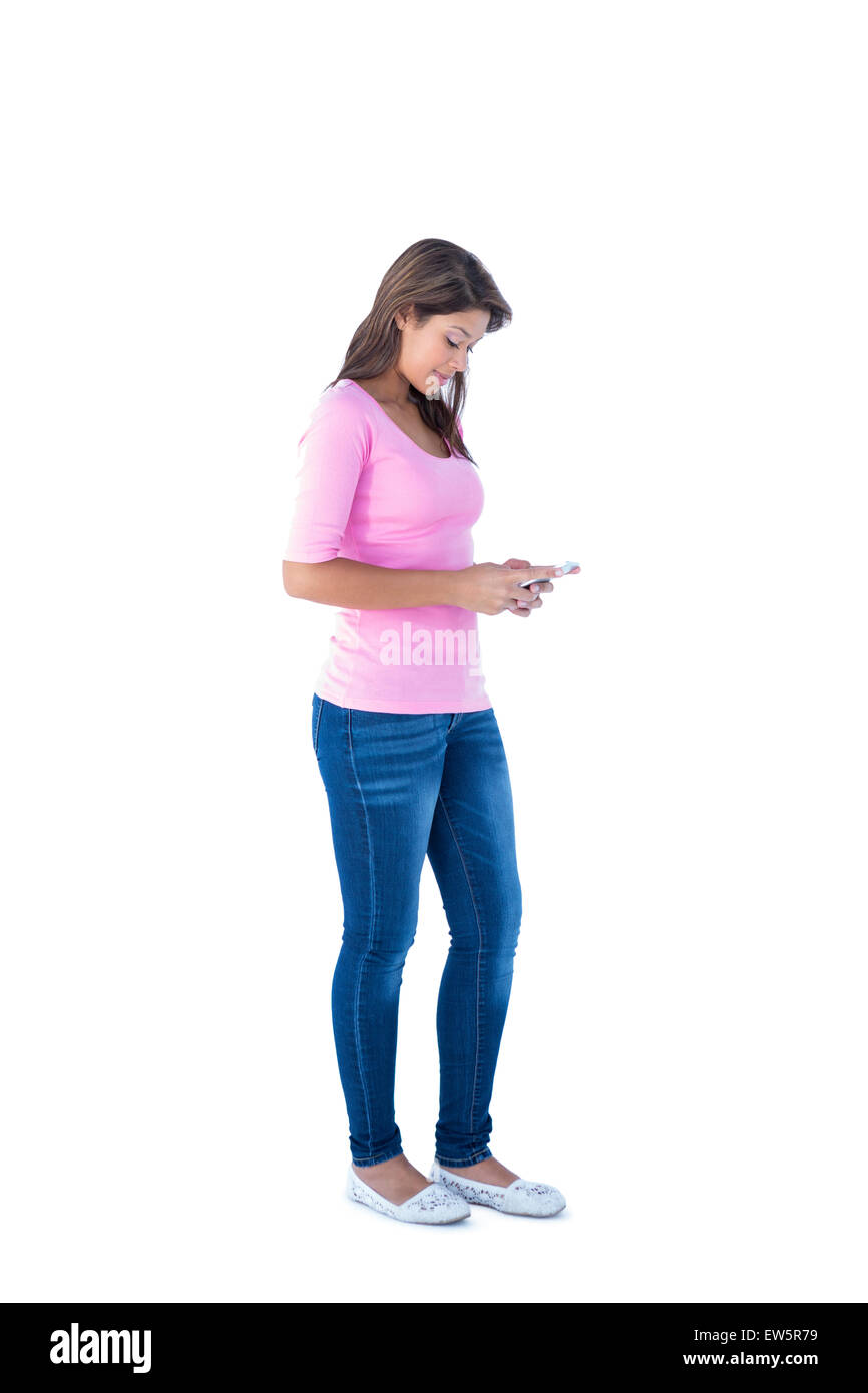 Hübsche Brünette mit ihrem smartphone Stockfoto