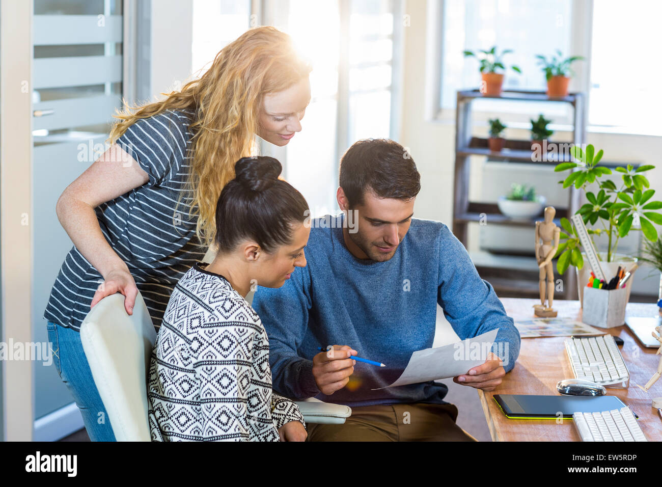 Professionelle Designer arbeiten an Fotos Stockfoto