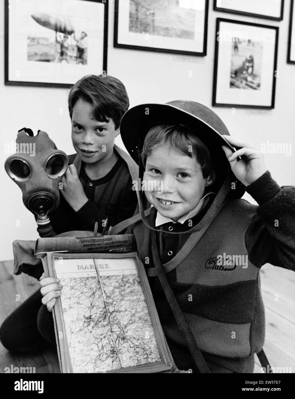 Es ist Zinn Hut und Gasmaske für Brüder David, links, und Steven Brown, ein Cleveland Museum besuchen. Obwohl bei zehn und sieben Jahren bzw. Jahrzehnten weniger als Erinnerung an den ersten Weltkrieg sind, haben sie noch die Doppelanzeige abou Stockfoto