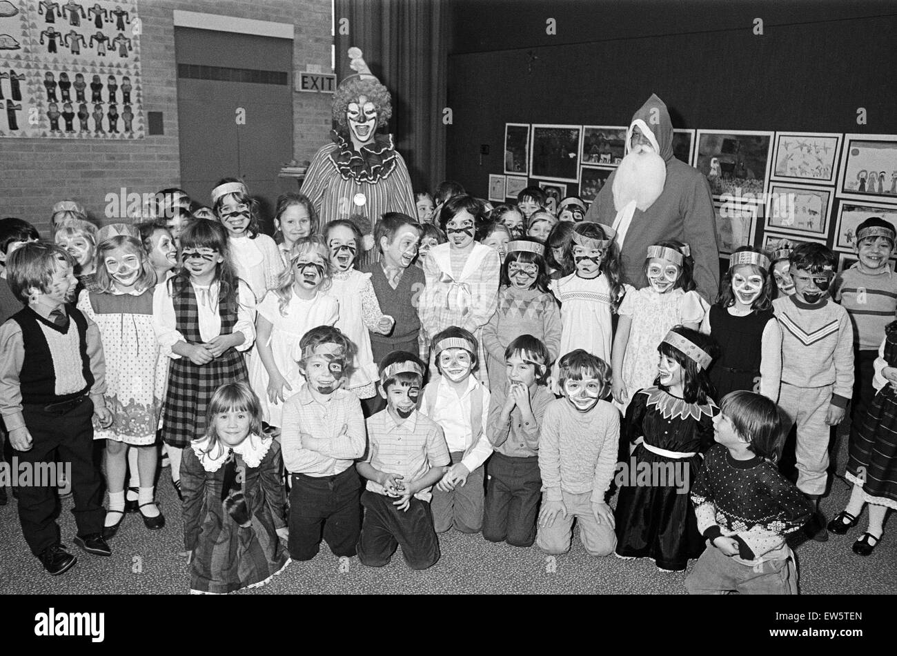 Ein Clown und der Weihnachtsmann besuchen Kemplah Primary School, Kolonialwarenhändler. Dezember 1985. Stockfoto