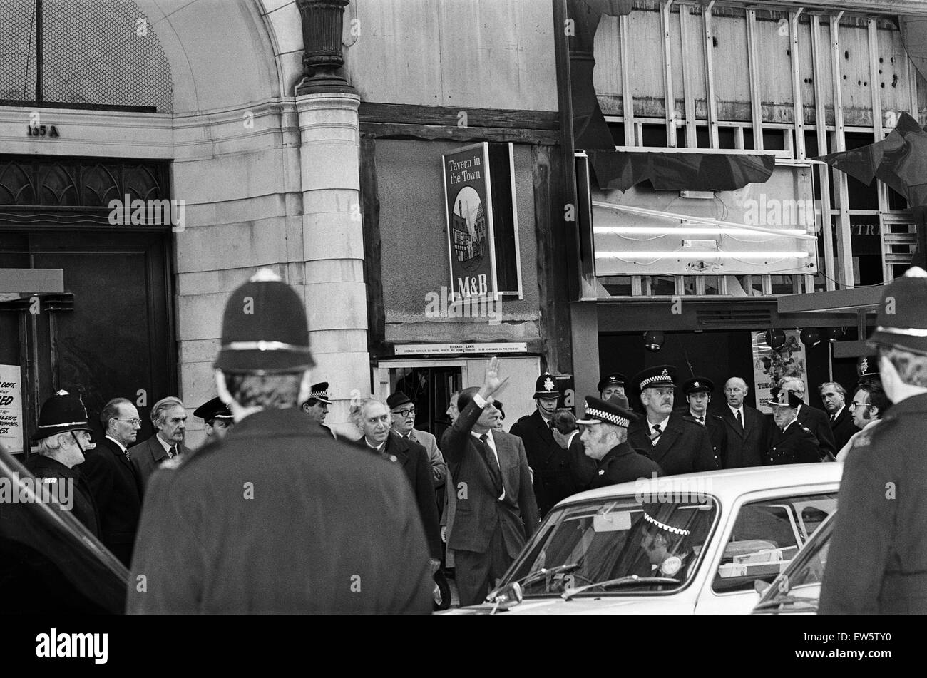 Prinz Philip, Duke of Edinburgh besucht die Szene von den Bombenanschlägen in Birmingham Pub. 25. November 1974. Stockfoto