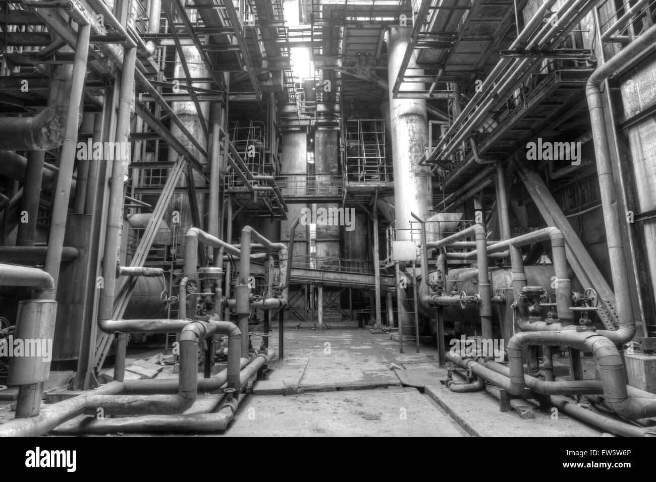 Innenraum des Stahlwerks mit Rohren und Ventilen, schwarzen und weißen Ton. Stockfoto