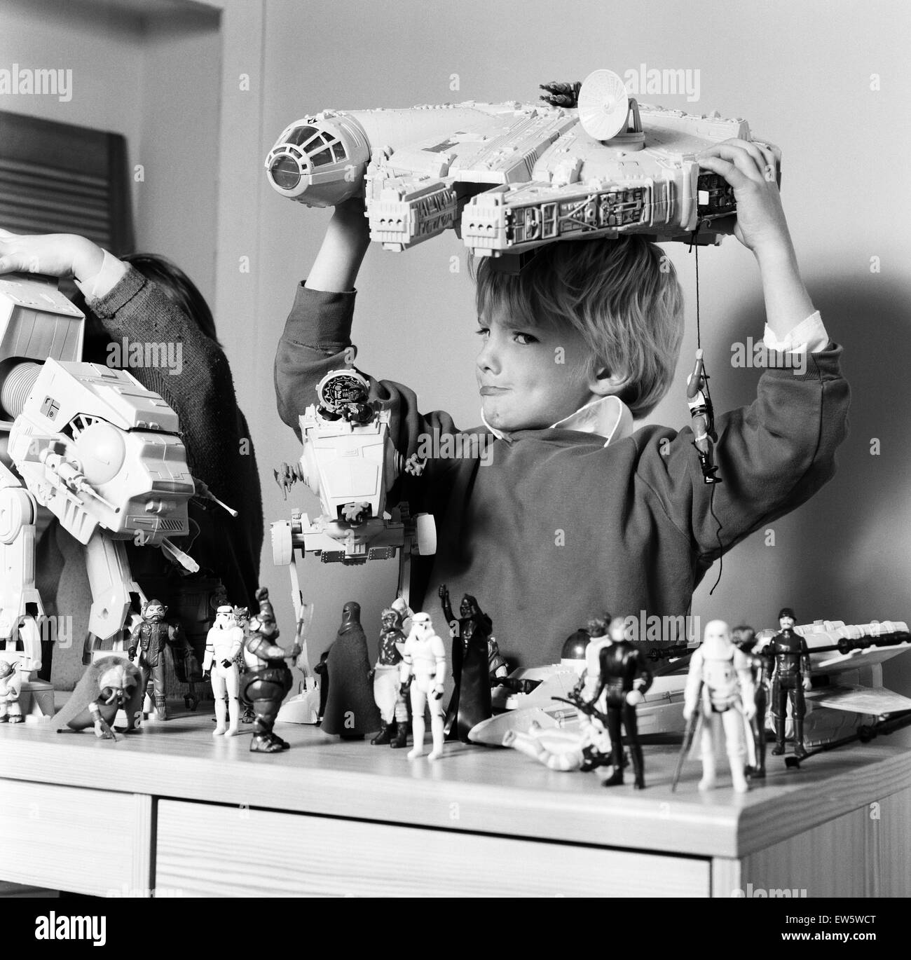 Zwei Söhne, Thomas (dunkle Haare) und Robbin mit ihrem Star Wars Spielzeug zu spielen. 16. November 1983. Stockfoto