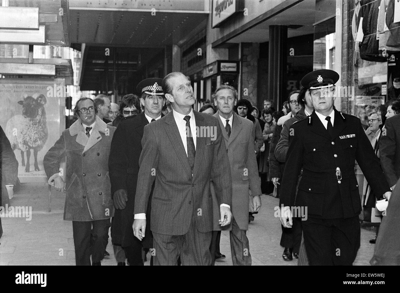 Prinz Philip, Duke of Edinburgh besucht die Szene von den Bombenanschlägen in Birmingham Pub. 25. November 1974. Stockfoto