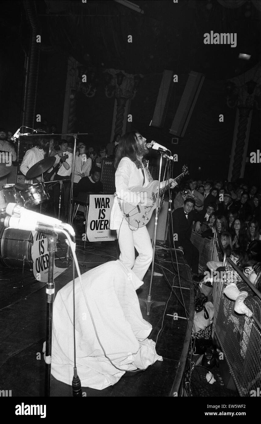 John Lennon und Yoko Ono auf der Bühne im Gymnasium.  John wurde zum ersten Mal seit 1966 live spielen.  Yoko ist in der Tasche.  Dezember 1969 Z12137 Stockfoto