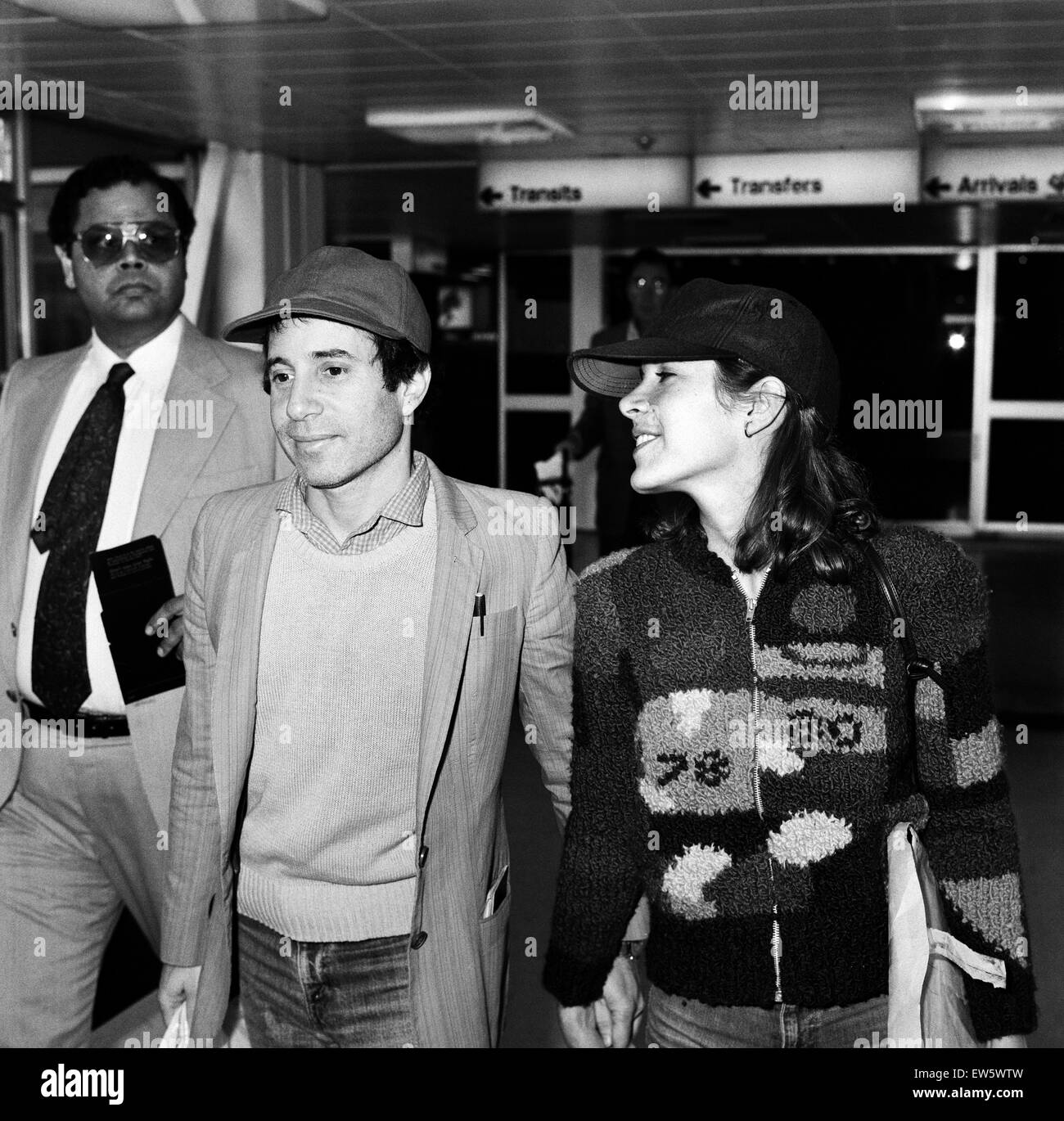 US-amerikanischer Musiker Paul Simon und Schauspielerin Carrie Fisher am Flughafen Heathrow. 24. Mai 1980. Stockfoto