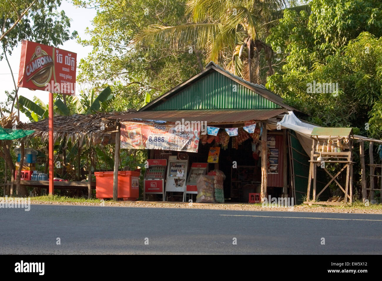 Ein Geschäft mit Bier, Zigaretten und Gas liegt am National Road 5 Provinz Pursat, Kambodscha. Stockfoto