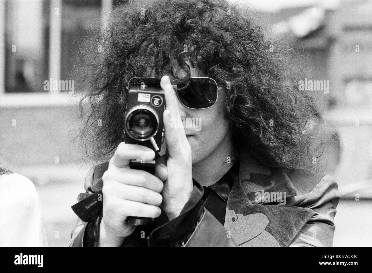 Sänger Marc Bolan Besuch EWIs neue £ 4 Millionen Produktions- und Distributionszentrum in Hayes, Middlesex. Im Bild eine Cine-Kamera verwenden. 19. Juni 1972. Stockfoto