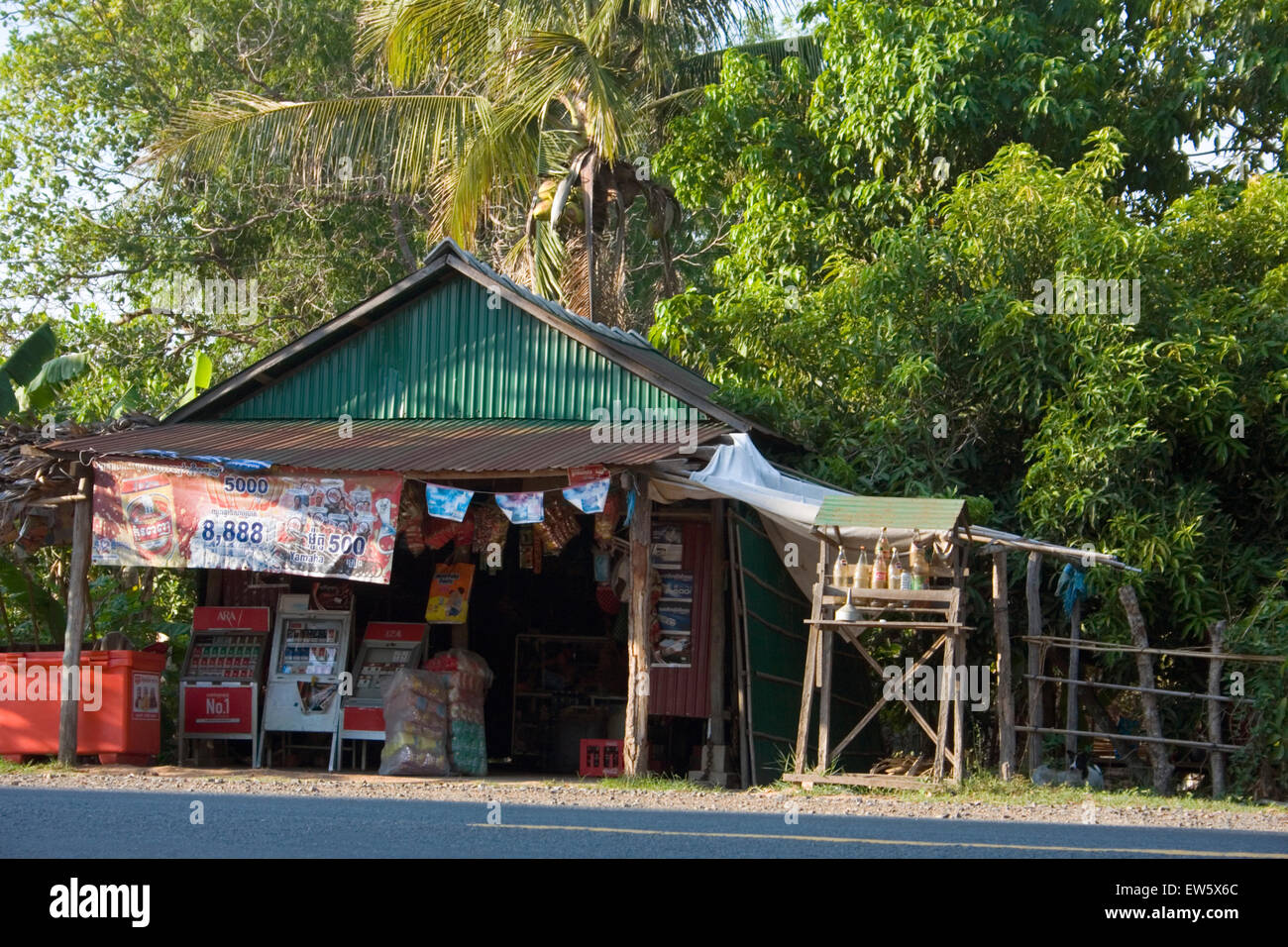 Ein Geschäft mit Bier, Zigaretten und Gas liegt am National Road 5 Provinz Pursat, Kambodscha. Stockfoto