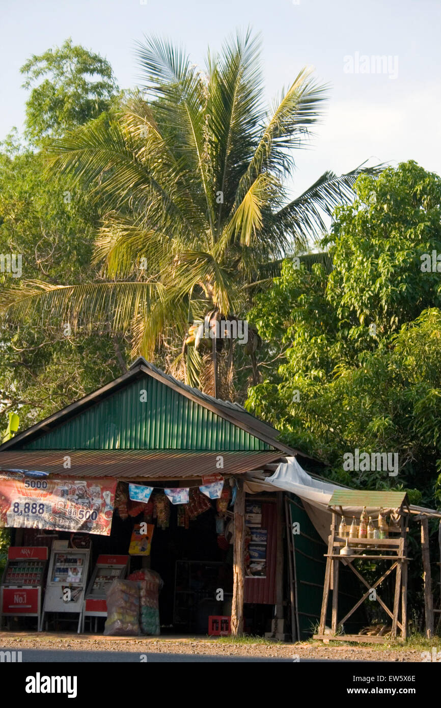 Ein Geschäft mit Bier, Zigaretten und Gas liegt am National Road 5 Provinz Pursat, Kambodscha. Stockfoto
