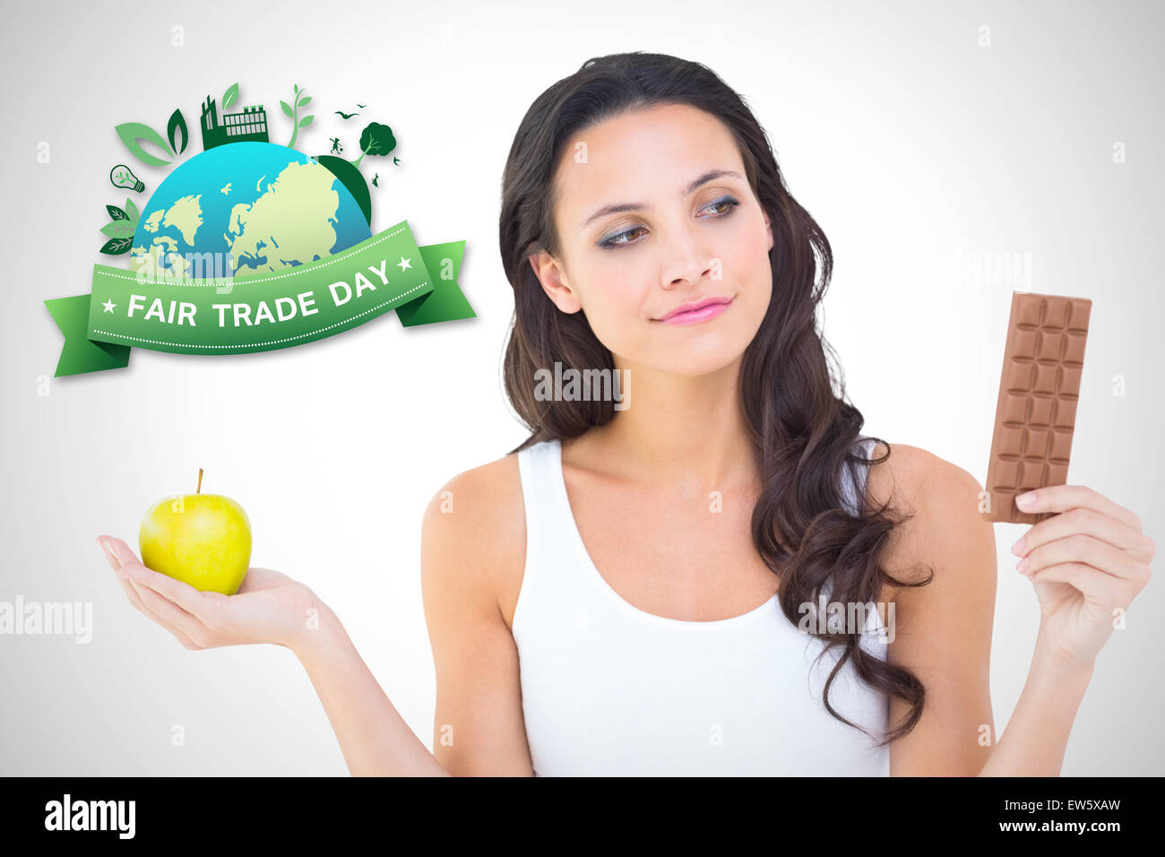 Zusammengesetztes Bild hübsche Brünette entscheiden zwischen Apple und Schokolade Stockfoto