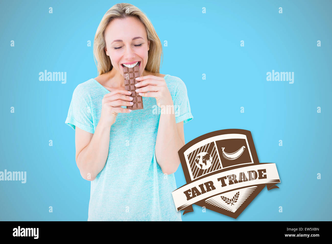 Zusammengesetztes Bild glücklich blonde Essen Tafel Schokolade Stockfoto