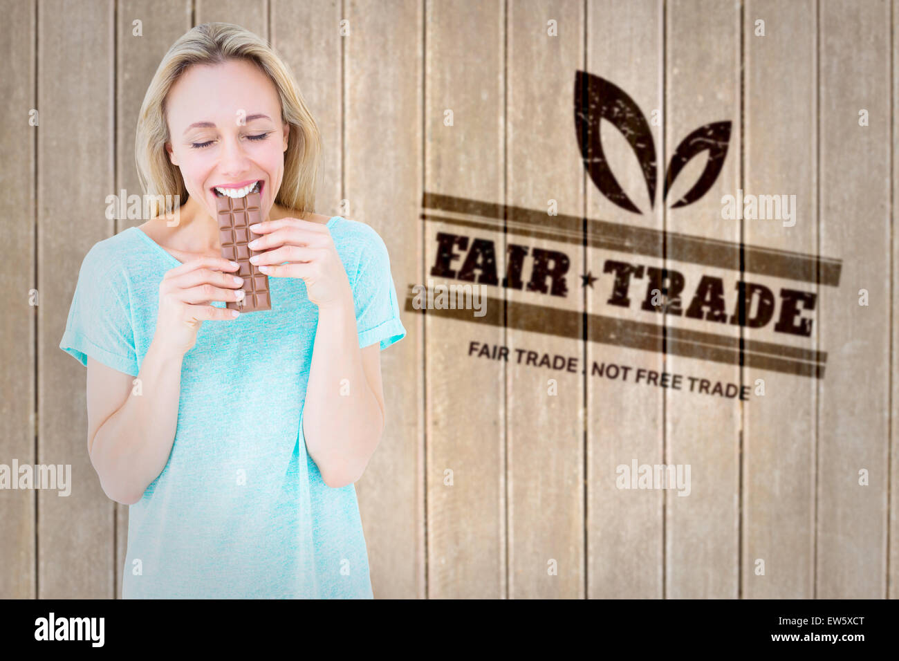 Zusammengesetztes Bild glücklich blonde Essen Tafel Schokolade Stockfoto
