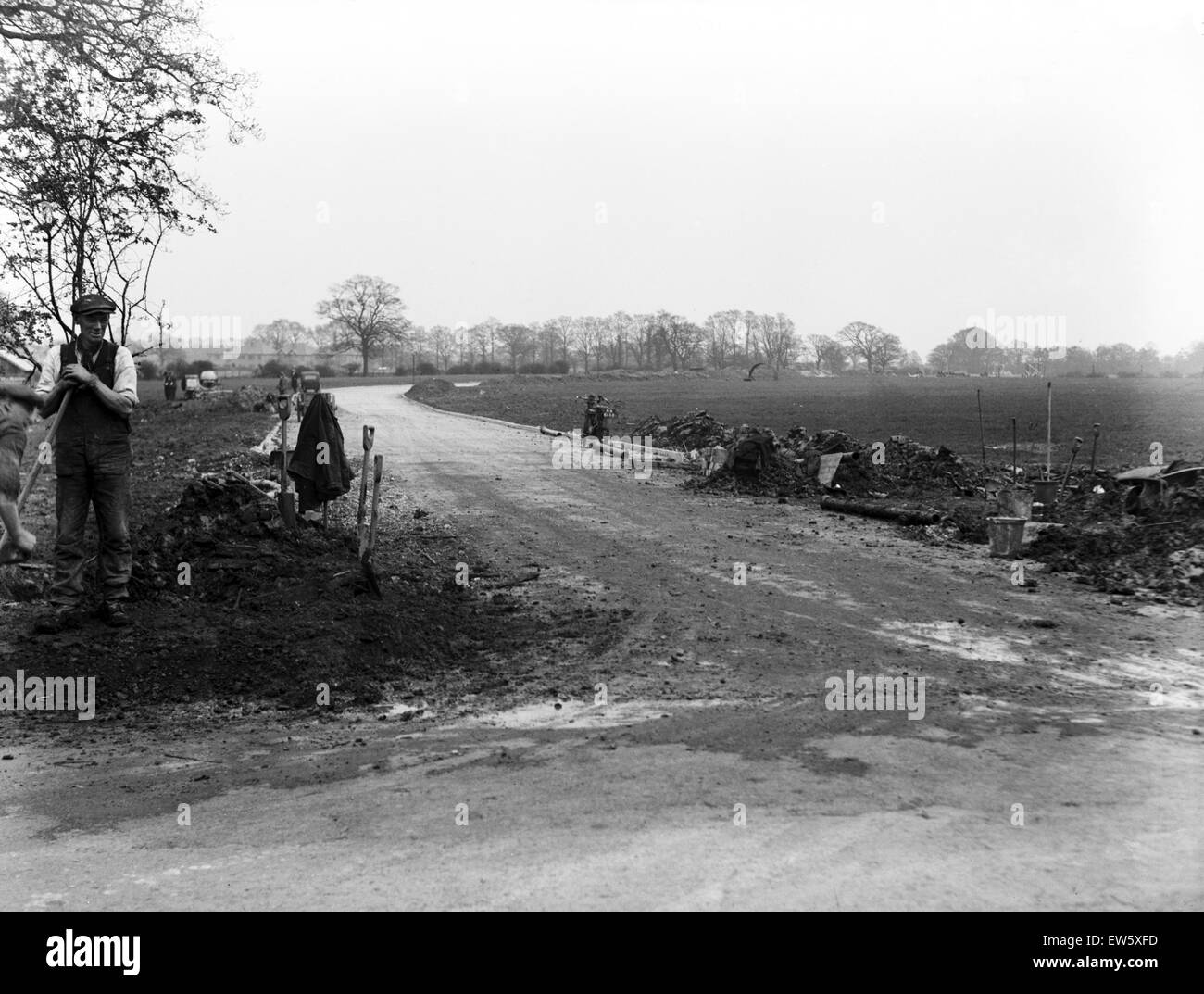 Bau einer neuen Straße von Long Lane signalisiert den Beginn einer neuen Wohnanlage. Ca. 1931 Stockfoto
