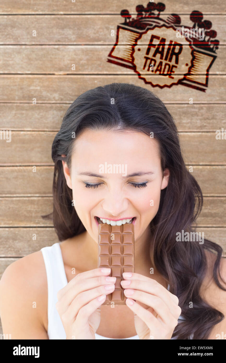 Zusammengesetztes Bild hübsche Brünette Essen Tafel Schokolade Stockfoto