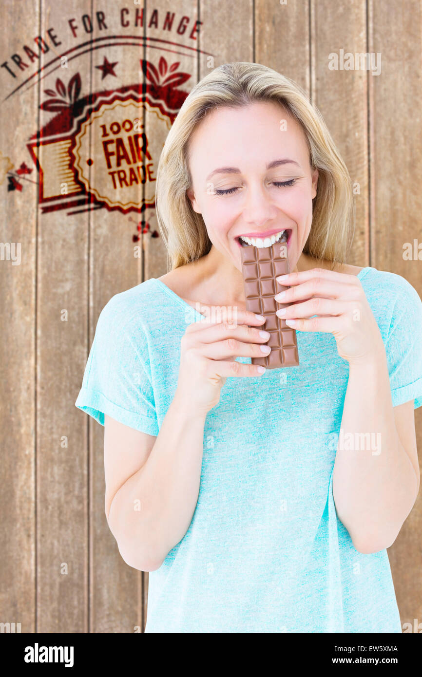 Zusammengesetztes Bild glücklich blonde Essen Tafel Schokolade Stockfoto