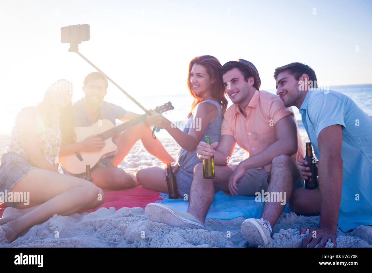 Glücklich Hipster fotografieren mit Selfie stick Stockfoto