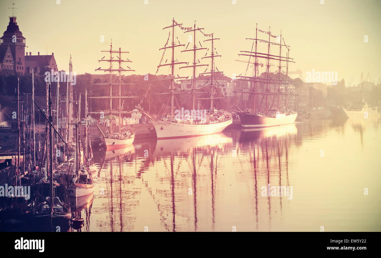 Retro getönten Foto von Segelschiffen bei Sonnenaufgang, Stettin in Polen. Stockfoto