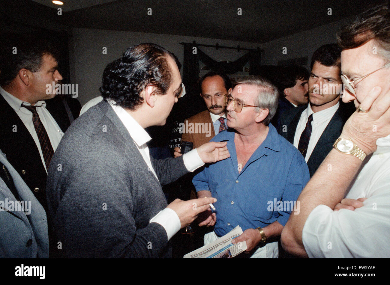 Täglicher Spiegel Reporter Harry Arnold konfrontiert Asil Nadir, da er in versuchen konservative Häuptlinge zu bestechen Abrede, Anklage gegen ihn fallen. Im Bild außerhalb des Nadir-Villa in Nord-Zypern. 9. Mai 1993. Stockfoto