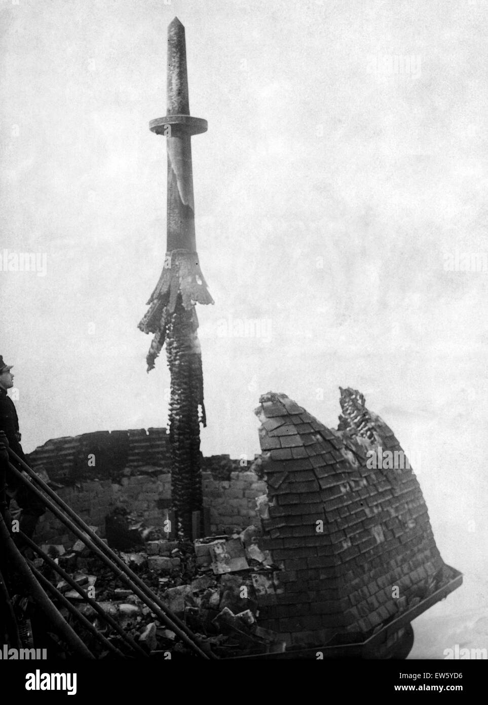 Alles, was links von einem der Türme des White Star Altbaus nachdem es bei einem Luftangriff bombardiert worden war. 13. März 1941. Stockfoto