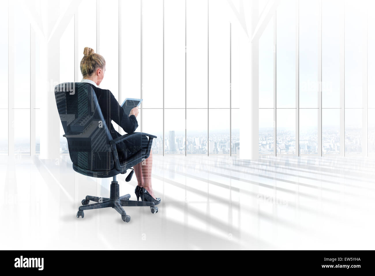 Zusammengesetztes Bild der Geschäftsfrau sitzen auf Drehstuhl mit tablet Stockfoto
