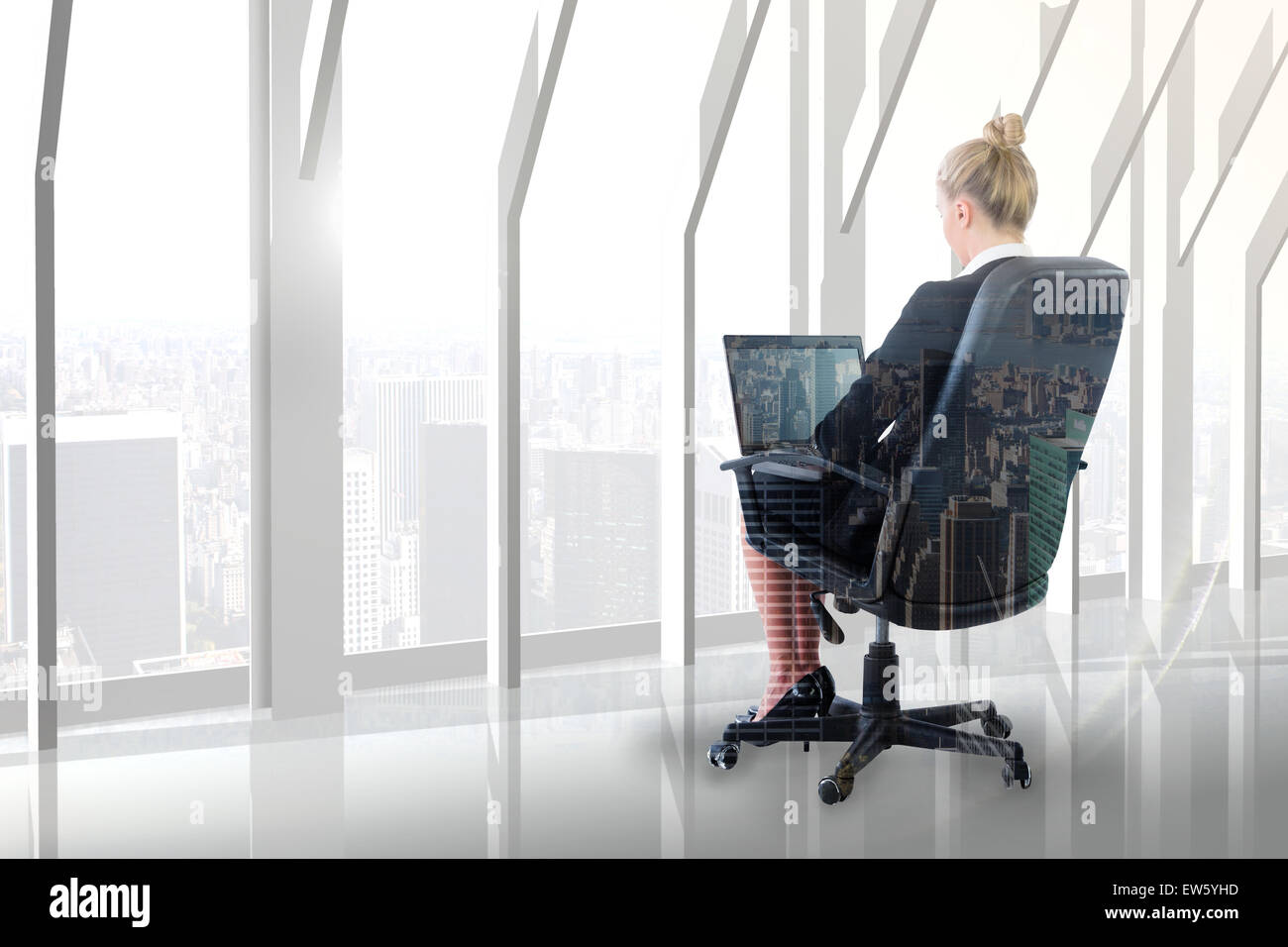 Zusammengesetztes Bild der Geschäftsfrau sitzen auf Drehstuhl mit laptop Stockfoto