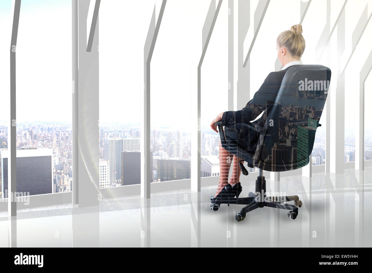 Zusammengesetztes Bild der Geschäftsfrau sitzen auf Drehstuhl im schwarzen Anzug Stockfoto