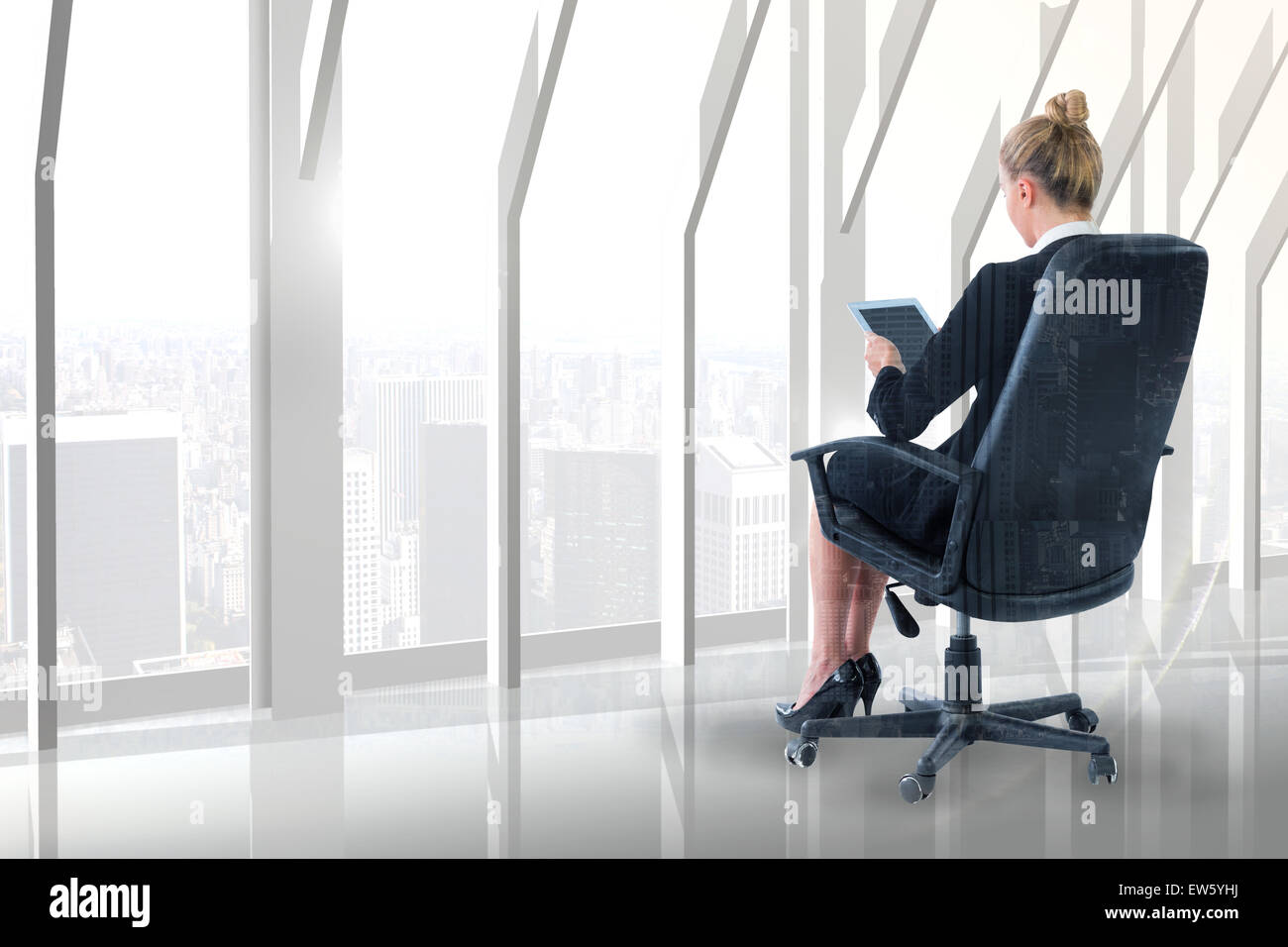 Zusammengesetztes Bild der Geschäftsfrau sitzen auf Drehstuhl mit tablet Stockfoto