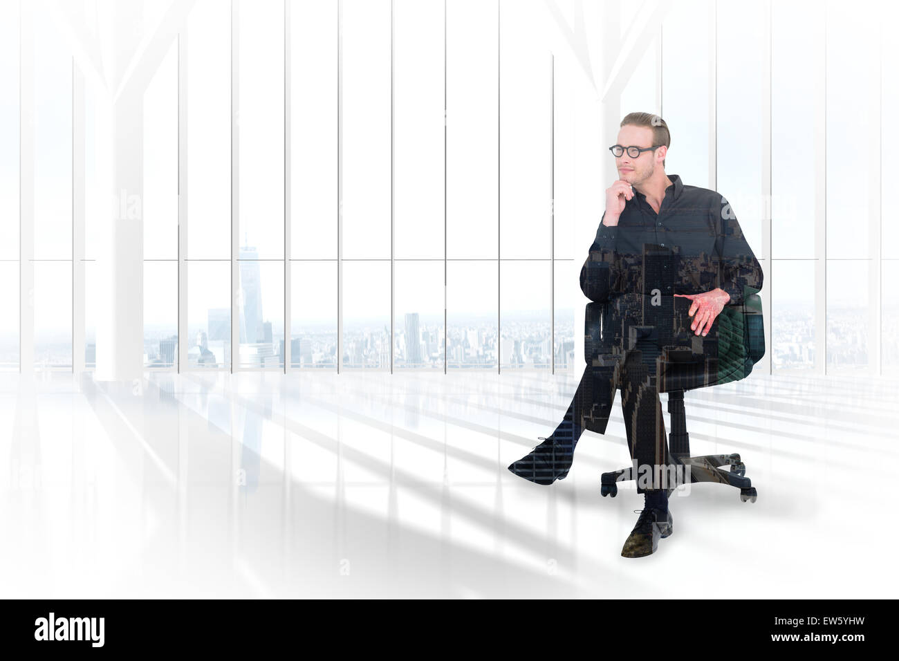 Zusammengesetztes Bild nachdenklich Geschäftsmann sitzt auf einem Drehstuhl Stockfoto