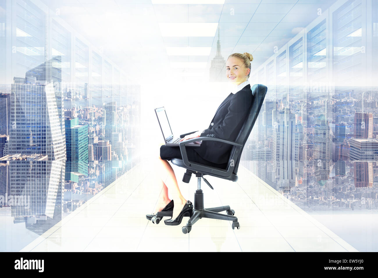 Zusammengesetztes Bild der Geschäftsfrau sitzen auf Drehstuhl mit laptop Stockfoto