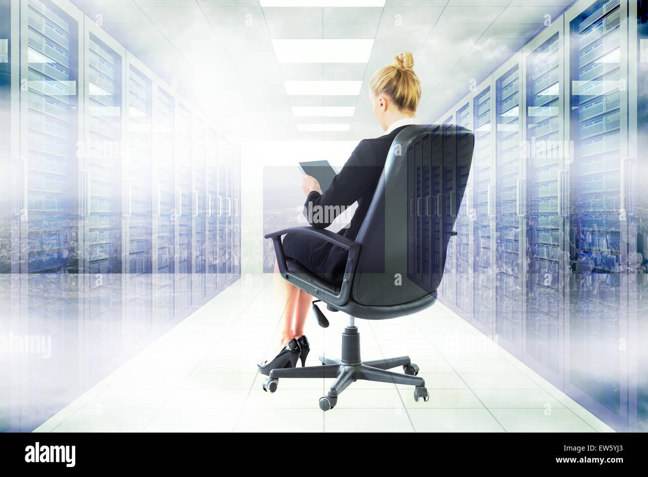 Zusammengesetztes Bild der Geschäftsfrau sitzen auf Drehstuhl mit tablet Stockfoto