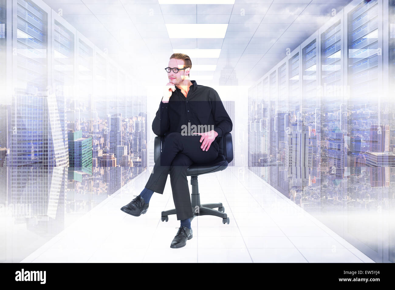 Zusammengesetztes Bild nachdenklich Geschäftsmann sitzt auf einem Drehstuhl Stockfoto