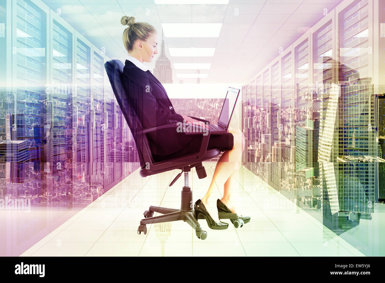 Zusammengesetztes Bild der Geschäftsfrau sitzen auf Drehstuhl mit laptop Stockfoto