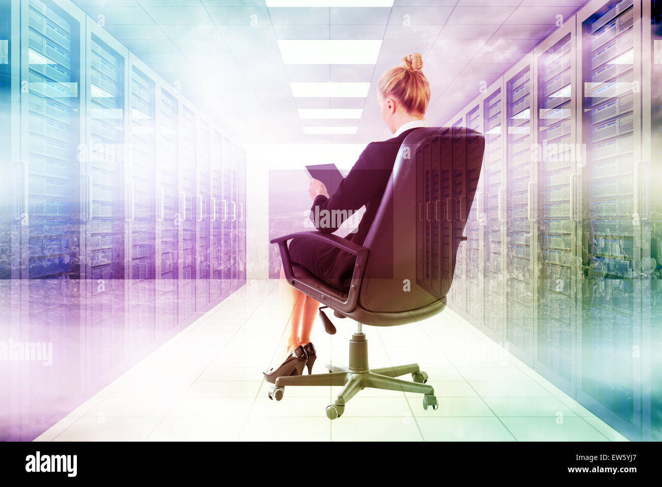 Zusammengesetztes Bild der Geschäftsfrau sitzen auf Drehstuhl mit tablet Stockfoto