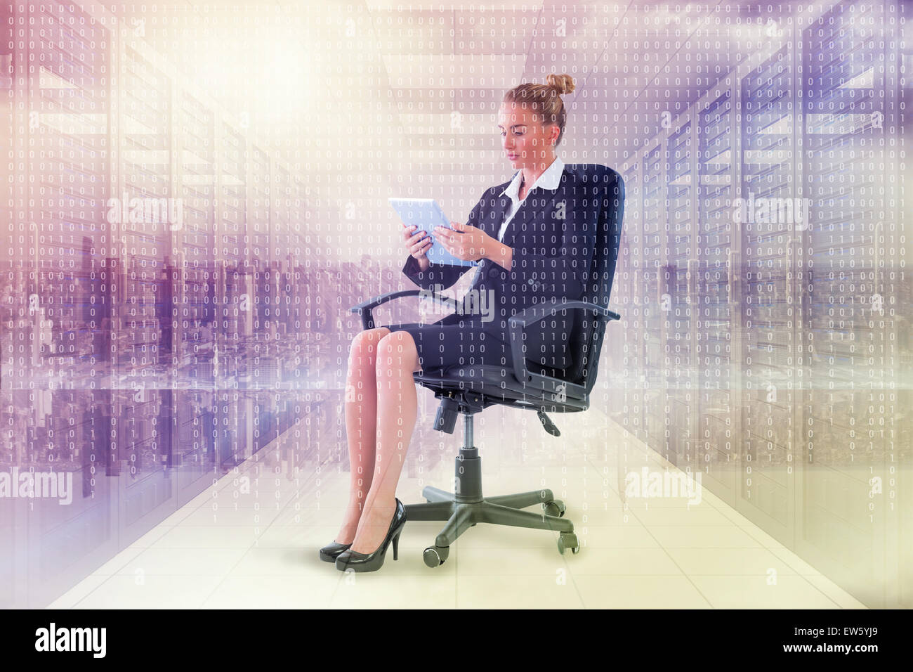 Zusammengesetztes Bild der Geschäftsfrau sitzen auf Drehstuhl mit tablet Stockfoto