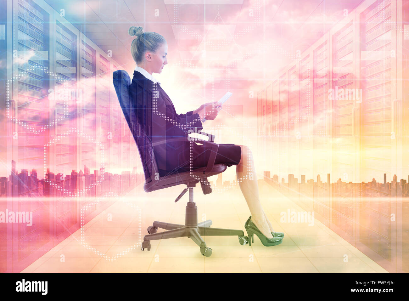 Zusammengesetztes Bild der Geschäftsfrau sitzen auf Drehstuhl mit tablet Stockfoto