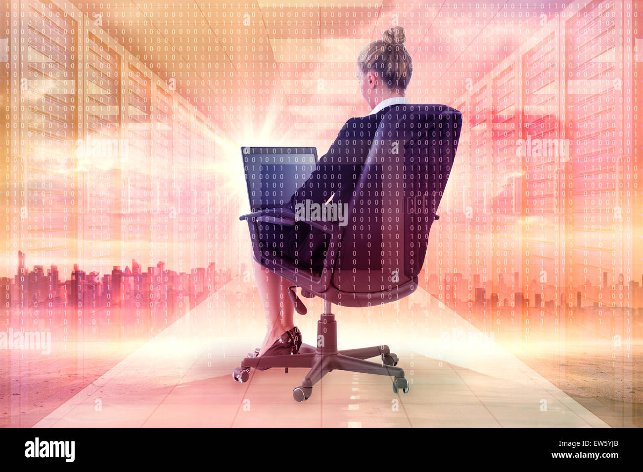 Zusammengesetztes Bild der Geschäftsfrau sitzen auf Drehstuhl mit laptop Stockfoto
