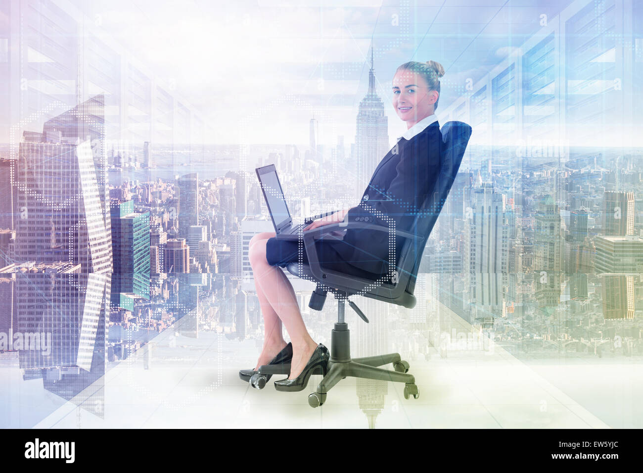 Zusammengesetztes Bild der Geschäftsfrau sitzen auf Drehstuhl mit laptop Stockfoto