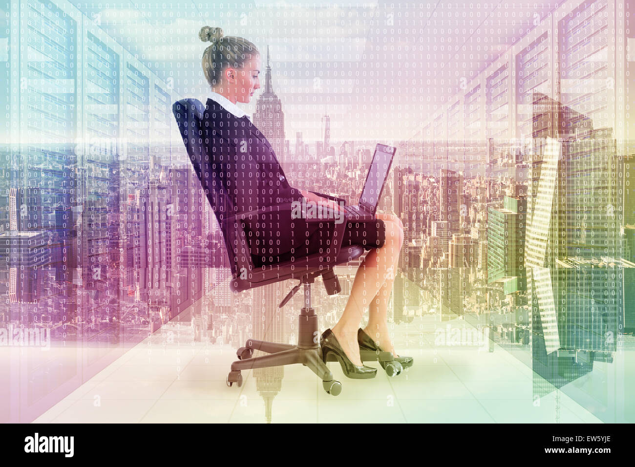 Zusammengesetztes Bild der Geschäftsfrau sitzen auf Drehstuhl mit laptop Stockfoto