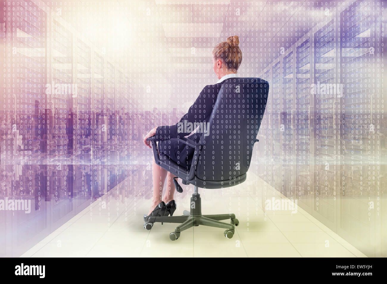 Zusammengesetztes Bild der Geschäftsfrau sitzen auf Drehstuhl im schwarzen Anzug Stockfoto