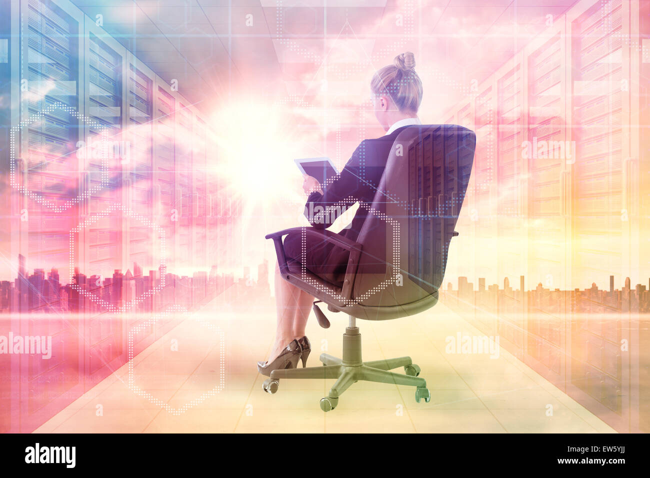 Zusammengesetztes Bild der Geschäftsfrau sitzen auf Drehstuhl mit tablet Stockfoto