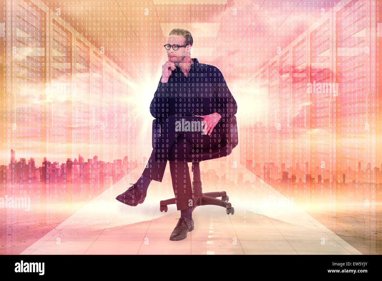 Zusammengesetztes Bild nachdenklich Geschäftsmann sitzt auf einem Drehstuhl Stockfoto