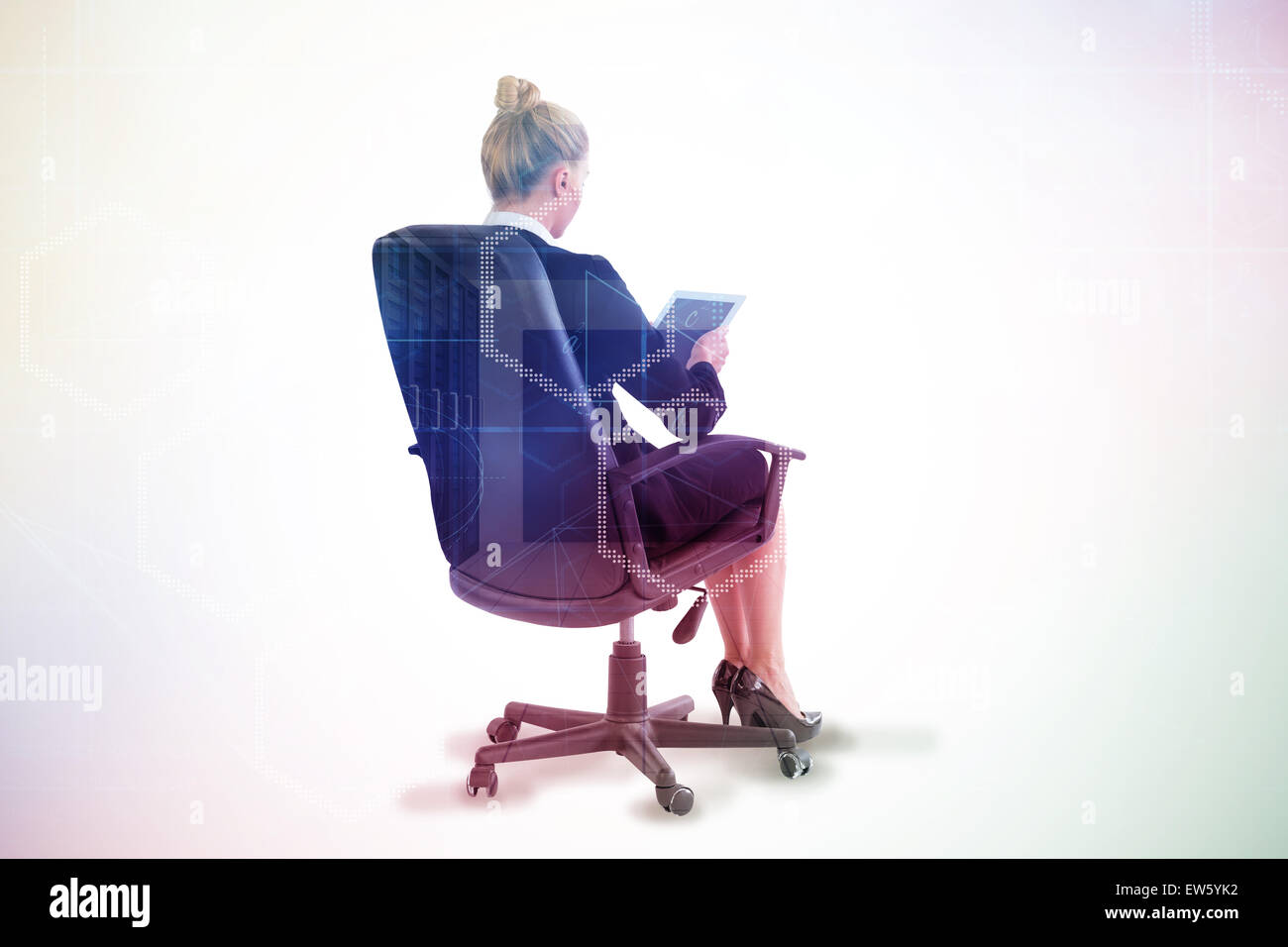 Zusammengesetztes Bild der Geschäftsfrau sitzen auf Drehstuhl mit tablet Stockfoto