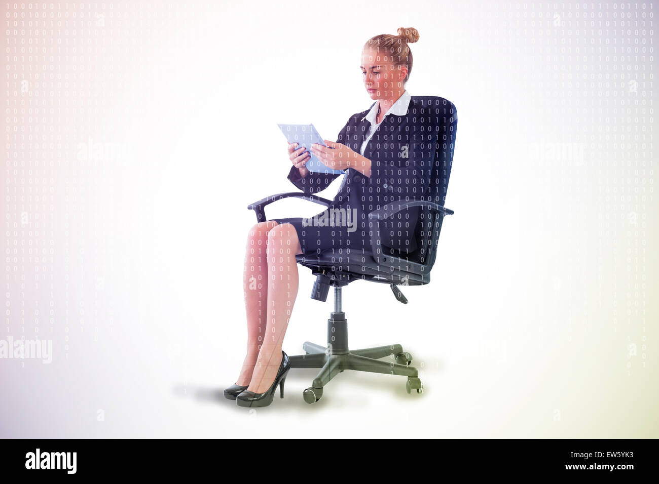 Zusammengesetztes Bild der Geschäftsfrau sitzen auf Drehstuhl mit tablet Stockfoto