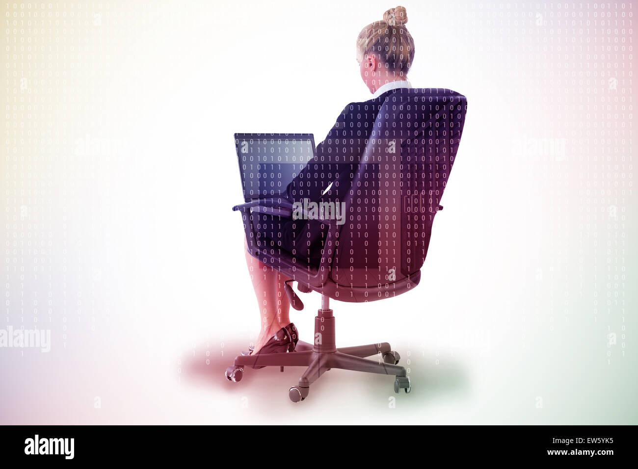 Zusammengesetztes Bild der Geschäftsfrau sitzen auf Drehstuhl mit laptop Stockfoto