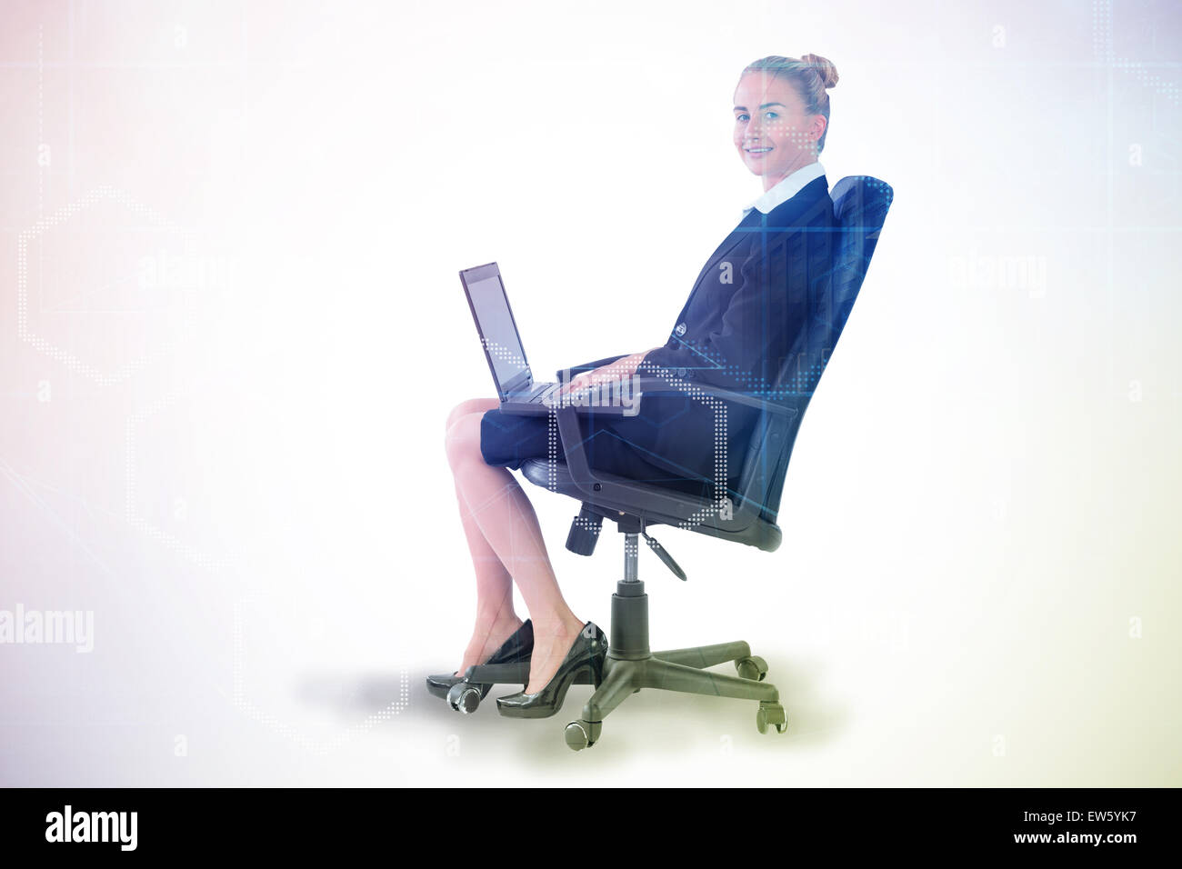 Zusammengesetztes Bild der Geschäftsfrau sitzen auf Drehstuhl mit laptop Stockfoto
