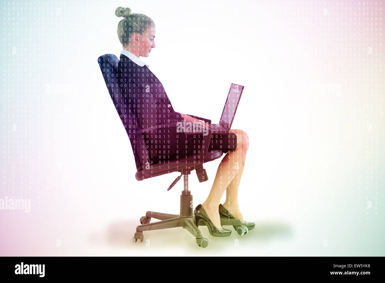 Zusammengesetztes Bild der Geschäftsfrau sitzen auf Drehstuhl mit laptop Stockfoto