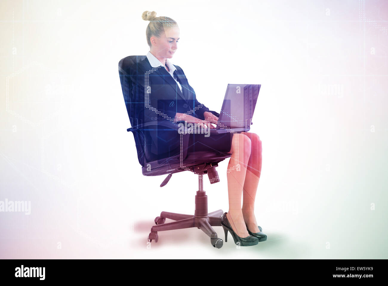 Zusammengesetztes Bild der Geschäftsfrau sitzen auf Drehstuhl mit laptop Stockfoto