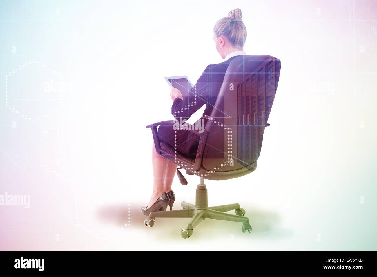 Zusammengesetztes Bild der Geschäftsfrau sitzen auf Drehstuhl mit tablet Stockfoto